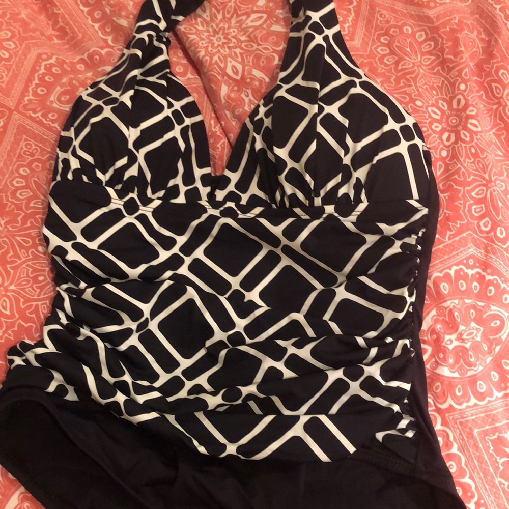 La Blanca One PC Halter Swim Suit Sz 4 Blk & White